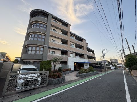 建物外観と前面道路