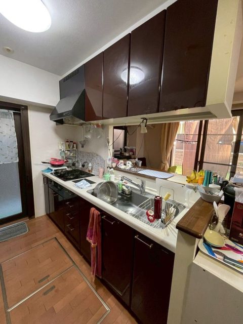 キッチンはリビングの様子が確認できる対面式キッチンです。ご家族と会話を楽しみながら家事をすることが出来ます。リフォームの相談もお気軽にどうぞ！