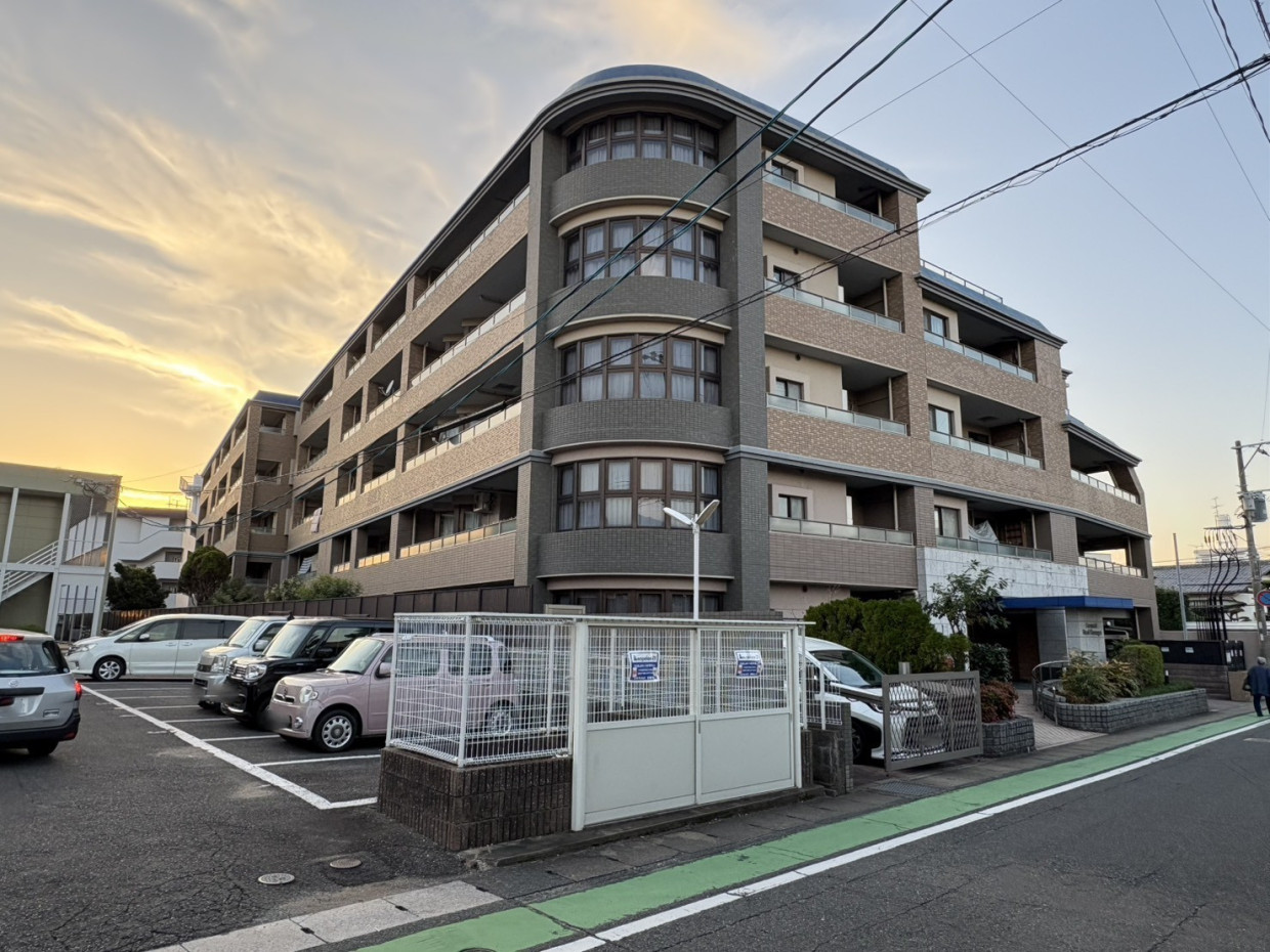 徒歩10分以内でスーパーやコンビニ、小・中学校など揃った生活便利施設充実の立地です。