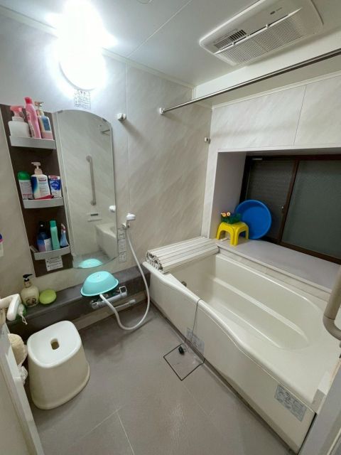 浴室には窓もついておりますので、換気もしやすくなっております。浴室乾燥機もついておりますので、雨の日のお洗濯ものも安心です。