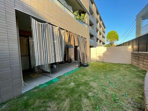 広々とした南東向きのお庭付きです。ペットやお子様の遊び場としてもガーデニングなど趣味のスペースとしても大活躍です。