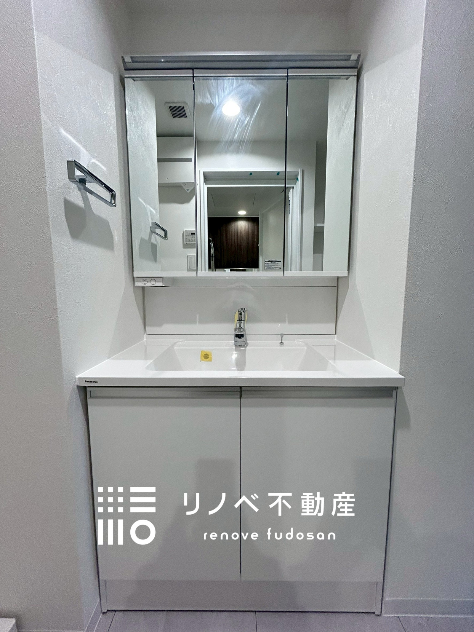 洗面化粧台は入れ替え済みで、清潔感のある使いやすい空間になっています。