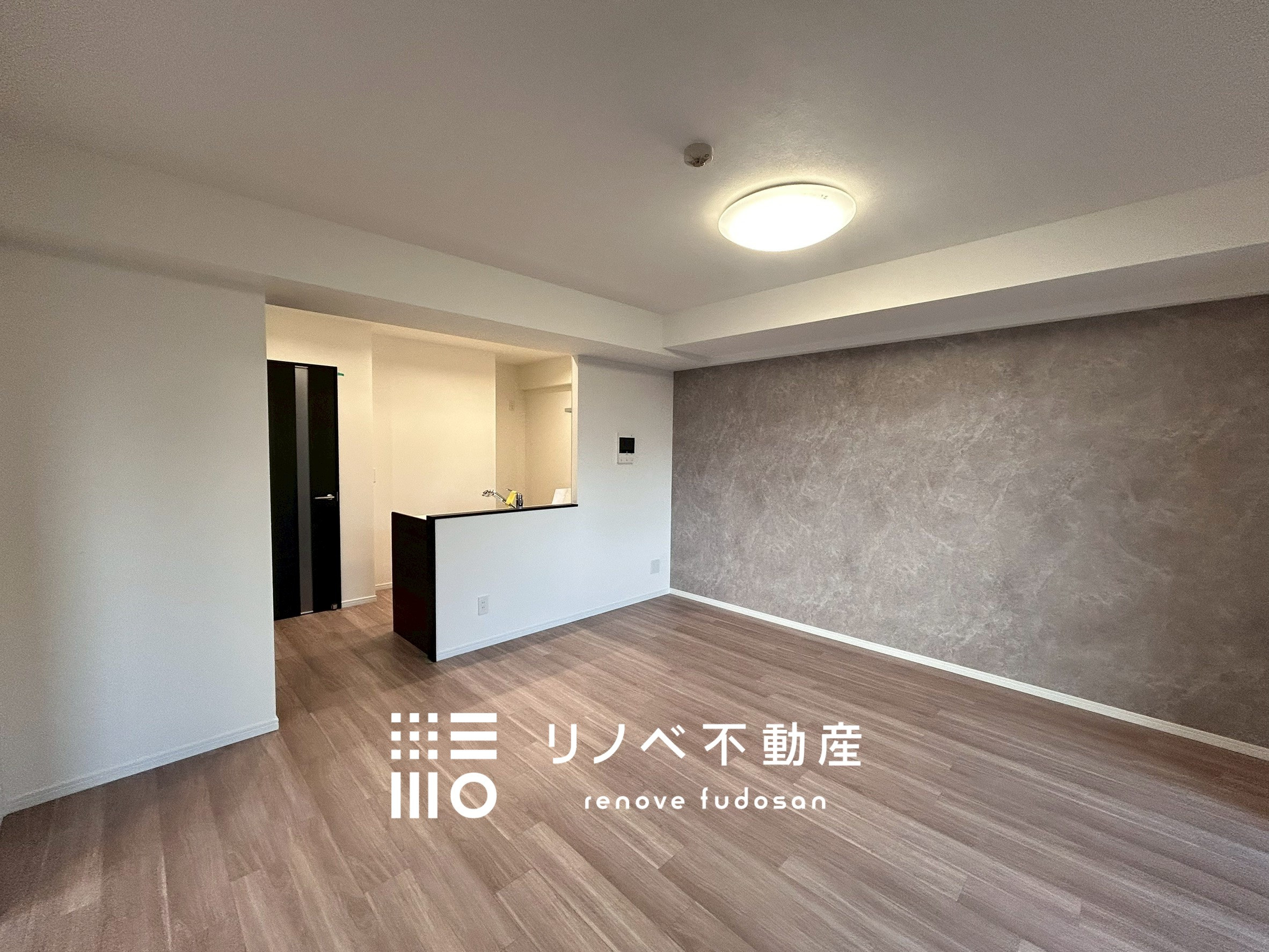 12.8帖の広々リビングには落ち着きのあるグレーのアクセントクロスを採用。カウンターキッチンで家族と会話が弾む、温かい暮らしがイメージできる空間です。