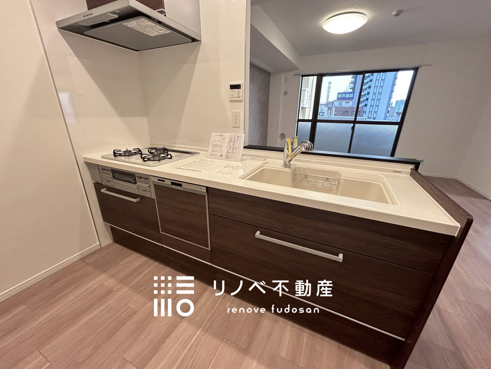 新調されたキッチンは、温かみのあるブラウンカラーでインテリアにも合わせやすいデザイン。食洗機付きで家事効率がぐっとアップ