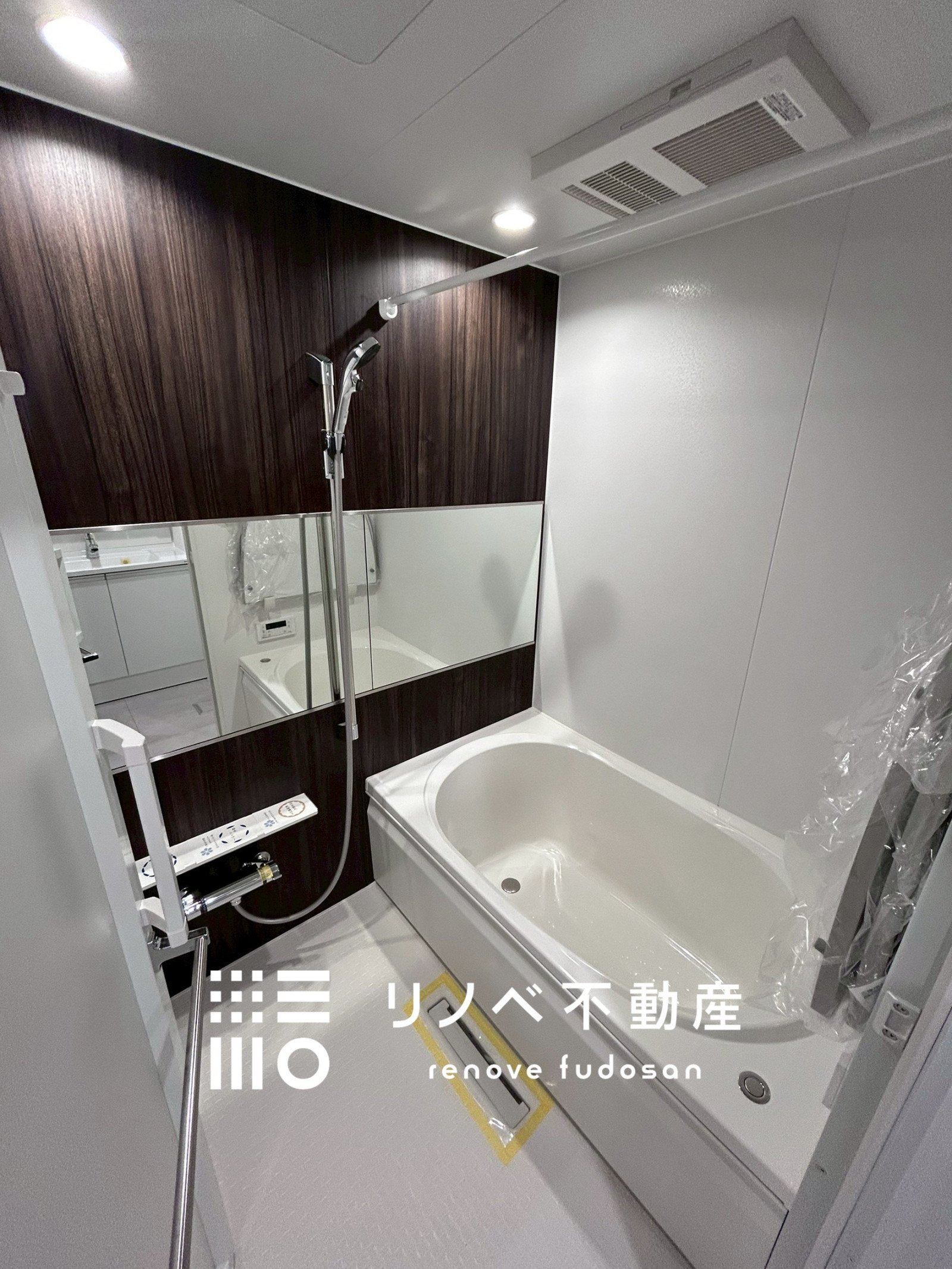 新規入れ替え済みのユニットバスは、乾燥・暖房機能を備え毎日の入浴が快適に。ブラウンのアクセント壁が温かみのあるリラックス空間を作ります。