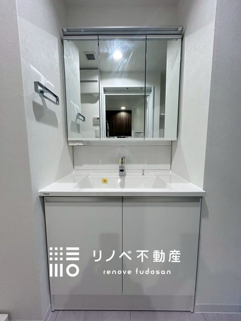 洗面化粧台は入れ替え済みで、清潔感のある使いやすい空間になっています。