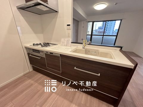 新調されたキッチンは、温かみのあるブラウンカラーでインテリアにも合わせやすいデザイン。食洗機付きで家事効率がぐっとアップ