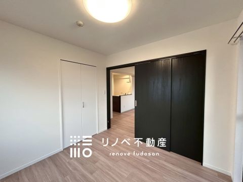 リビングに隣接する5.0帖の洋室は、使い勝手の良い引き戸仕様。黒の建具が空間を引き締め、スタイリッシュな印象を与えます。