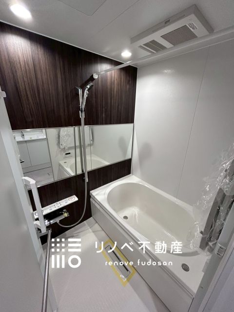 新規入れ替え済みのユニットバスは、乾燥・暖房機能を備え毎日の入浴が快適に。ブラウンのアクセント壁が温かみのあるリラックス空間を作ります。