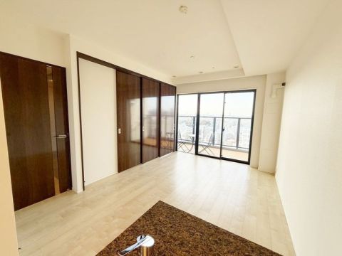 21階高層階のワイドバルコニー付き1LDK。