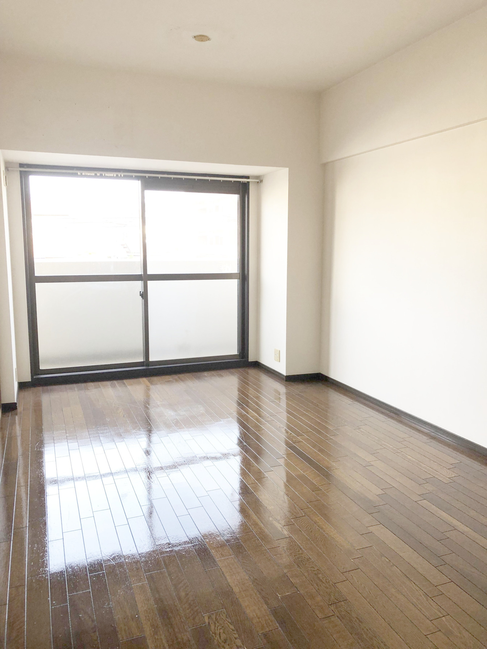 LDKは約12.7帖です。LDKを広くするリノベーションなどもご相談ください。