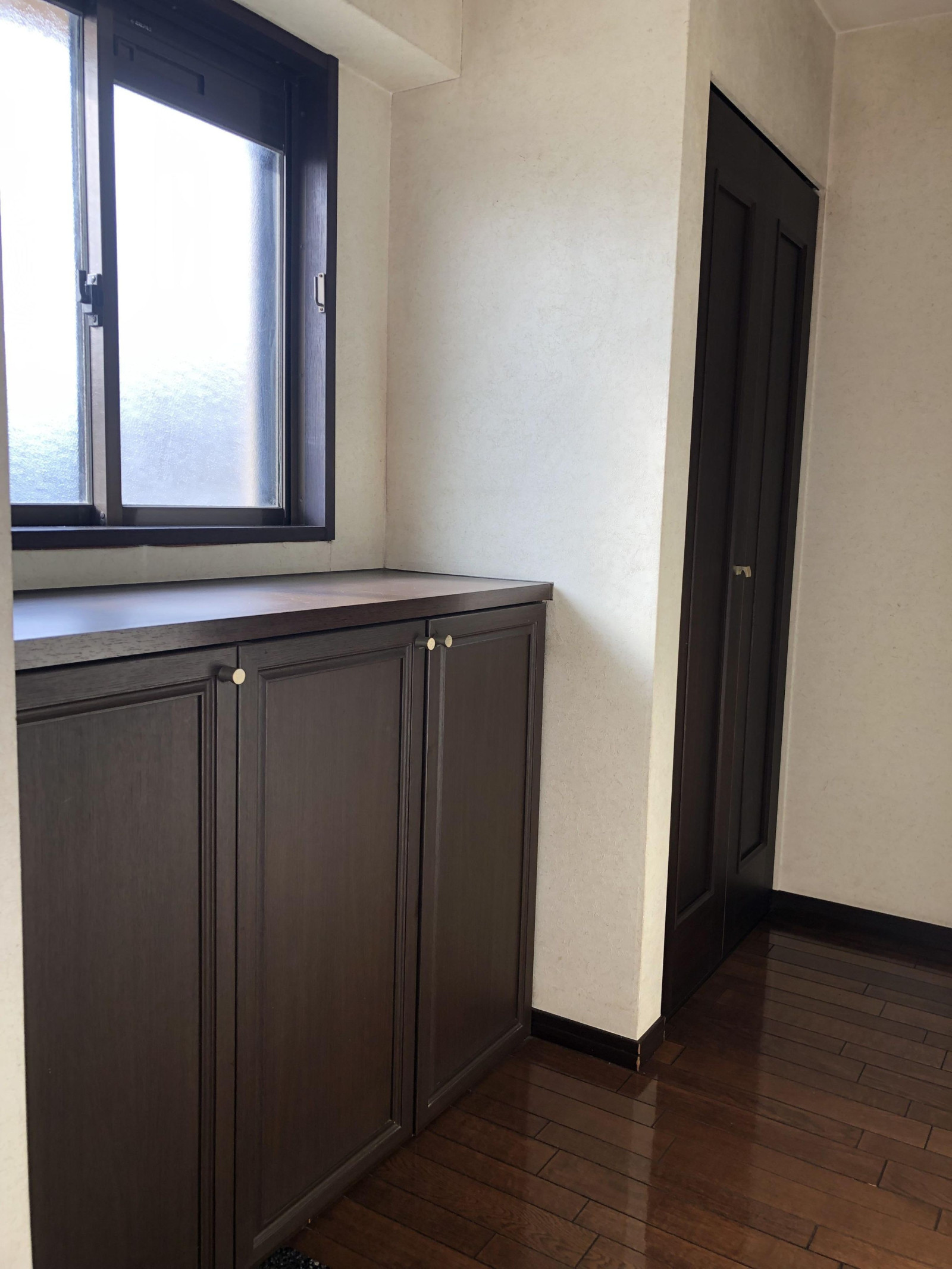 玄関別角度です。シューズボックスの上には窓もあり明るく、換気もしやすいです。