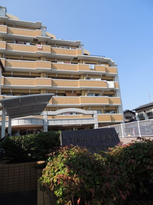 閑静な住宅街の角部屋物件です。周辺にはスーパーやコンビニなど住環境充実。学校も近く子育てもしやすい立地です。