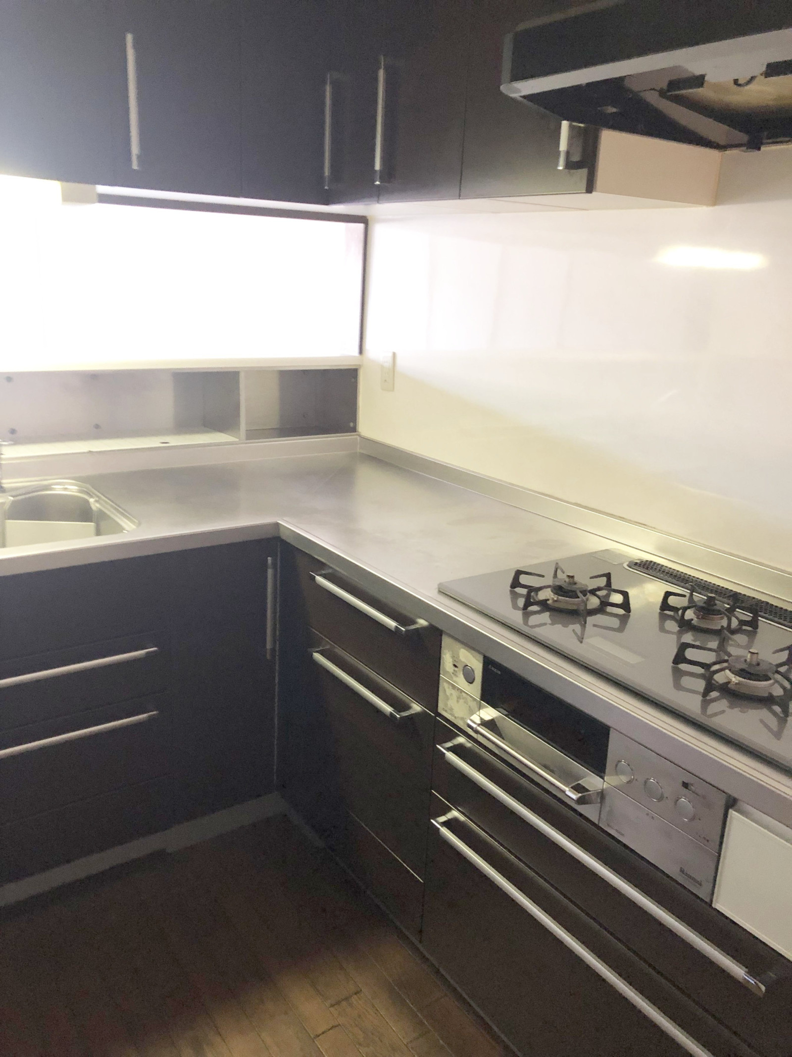 キッチンは2015年にシステムキッチンにフルリフォームした履歴がございます。ダッチオーブンもあり、お料理の幅も広がります。