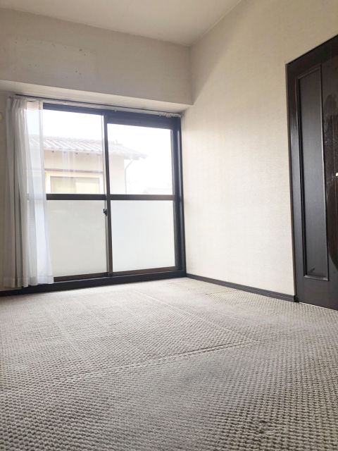 居室です。バルコニーに面しているので採光面も大きく、換気もしやすいです。