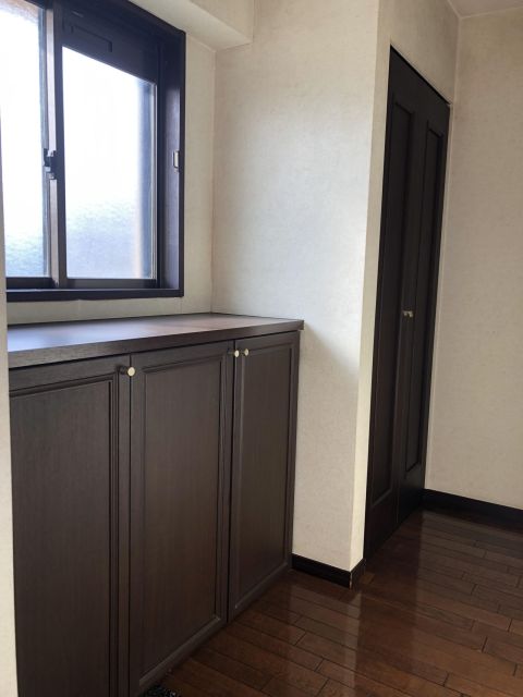 玄関別角度です。シューズボックスの上には窓もあり明るく、換気もしやすいです。