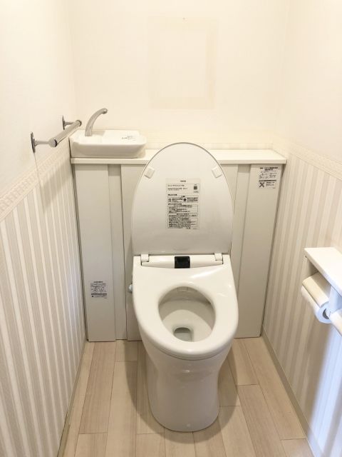 トイレです。手洗い場もございます。