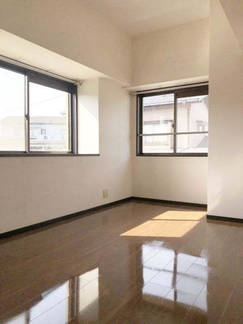 居室です。2面採光になっており光が入りやすいです。お子様のお部屋にもおすすめです。