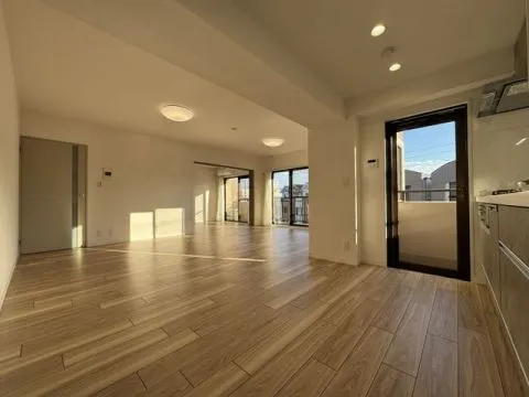 【リビング】ＬＤＫ１９．２帖。角住戸につき窓が多く、開放感のある住空間となっています！