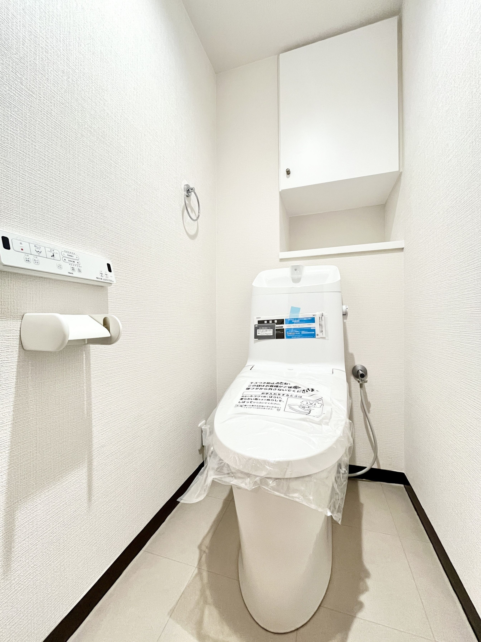 トイレは白を基調とした清潔感のある空間になっております。