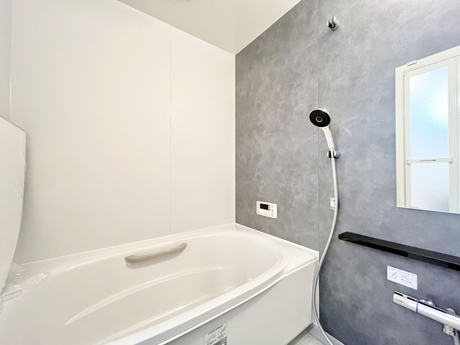 お風呂には持ち手が付いており転倒防止にも。ゆっくりとリラックスできそうです。