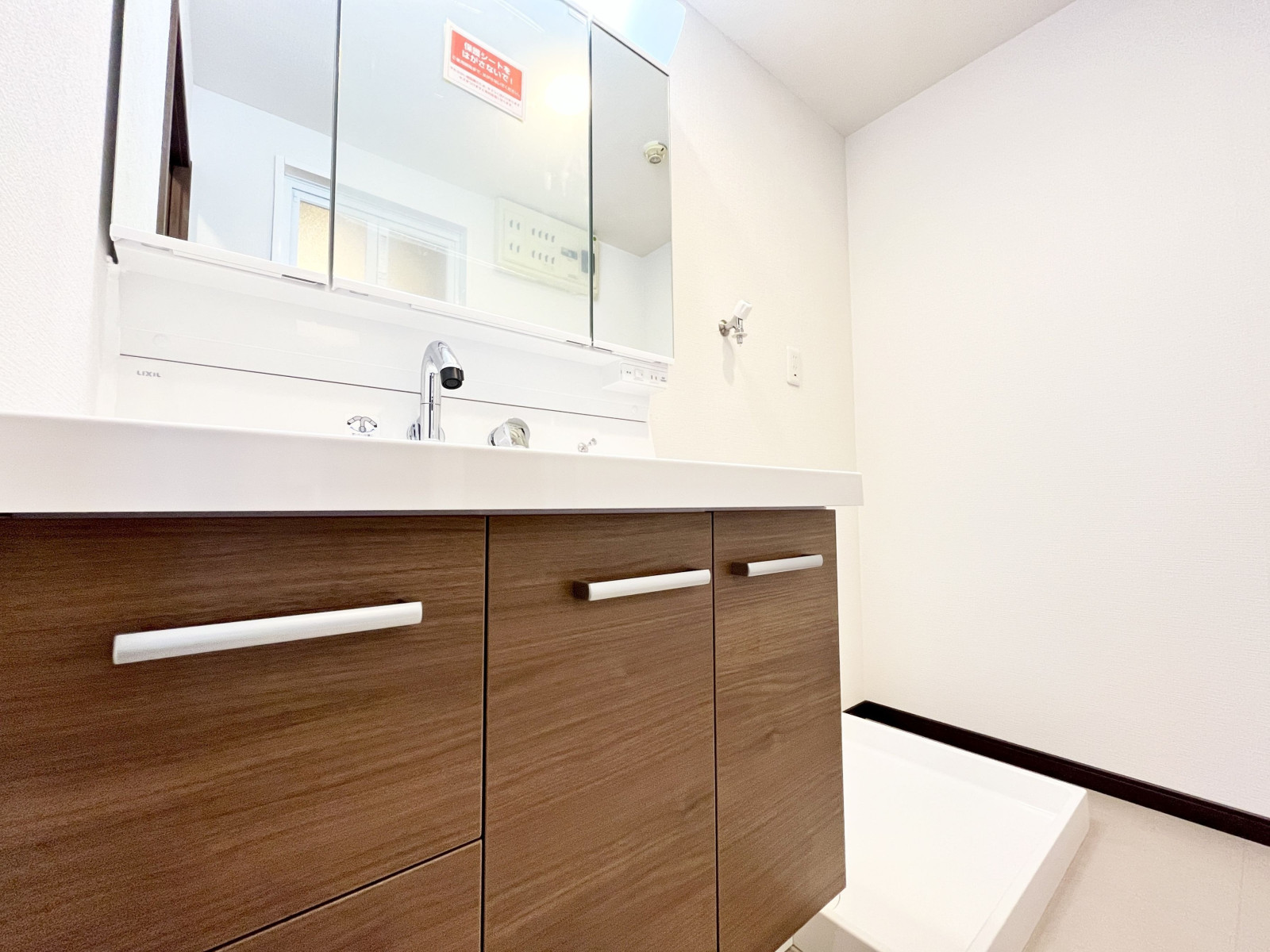 洗面台は人気の3面鏡タイプです。収納も充実しております。