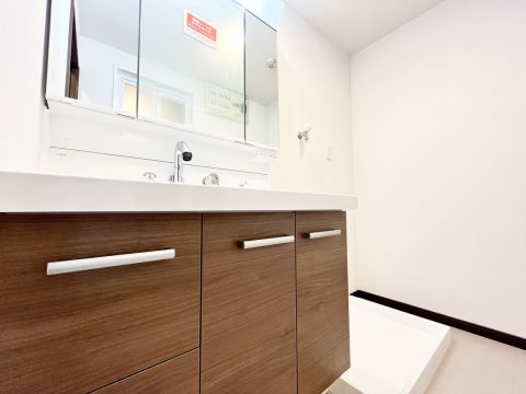 洗面台は人気の3面鏡タイプです。収納も充実しております。