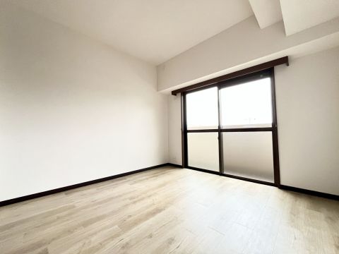 居室は洋室が3部屋ございます。5帖・5帖・6帖とお子様のお部屋としても主寝室としても使いやすい広さです。