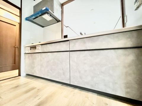 キッチンです。対面式なのでご家族とコミュニケーションをとりながら家事をすることが出来ます。