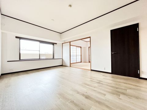 LDKは約15.5帖です。隣接する和室約6帖を開くとさらに広々とした空間になります。