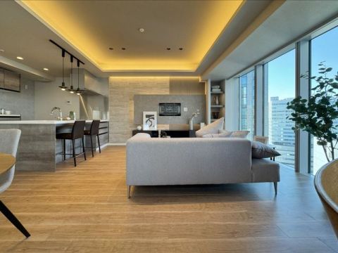 【リビング】大きな窓からたっぷりと光を取り込むＬＤＫ。高層階ならではの開放感溢れる住空間です！