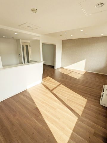 グレーのアクセントクロスと木目のフローリングがお洒落なLDK。温かみも感じられますね