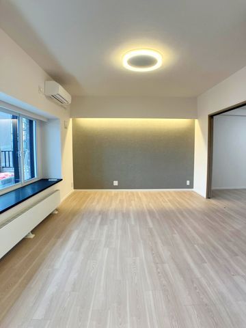 ダウンライトの照明がお洒落なLDK。自然と家族が集まるリビングです