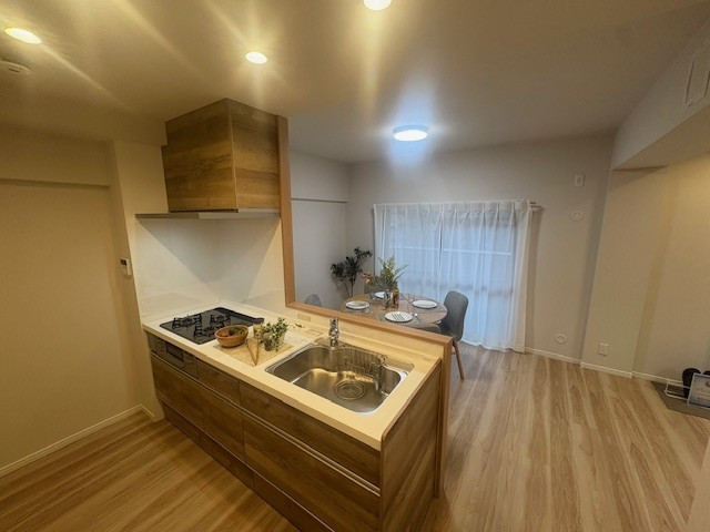 キッチンは対面式のシステムキッチンです。リビングのご家族と会話を楽しみながら家事をすることが出来ます。