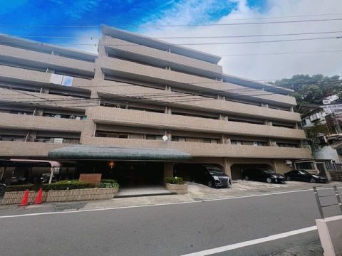 地上5階地下1階建マンションの2階部分の物件です。