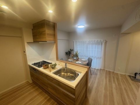 キッチンは対面式のシステムキッチンです。リビングのご家族と会話を楽しみながら家事をすることが出来ます。