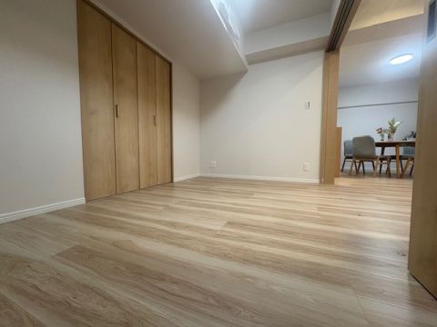 5.5帖の洋室別角度。スライドドアでリビングとつながり開放的なスペースとなります。