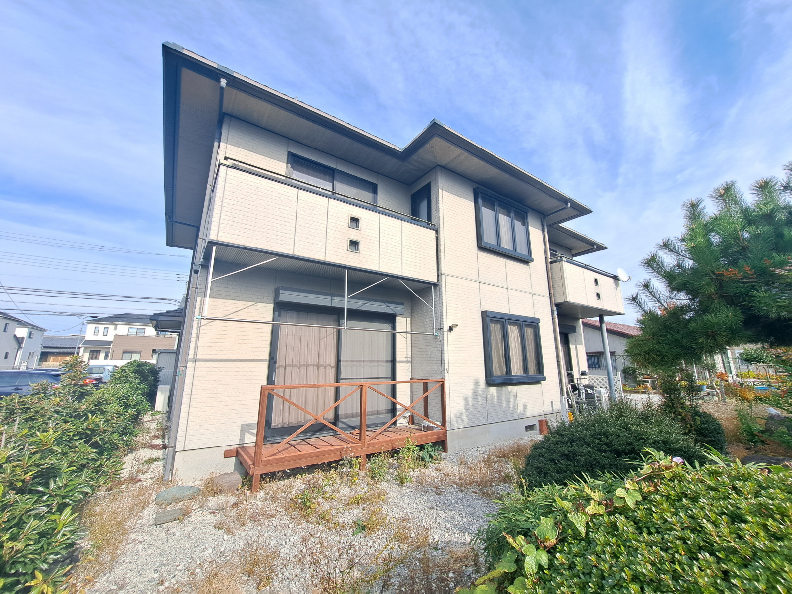 南側にはコンパクトなテラスも備わっており、明るい陽射しの中でゆったりと過ごせるスペースです。