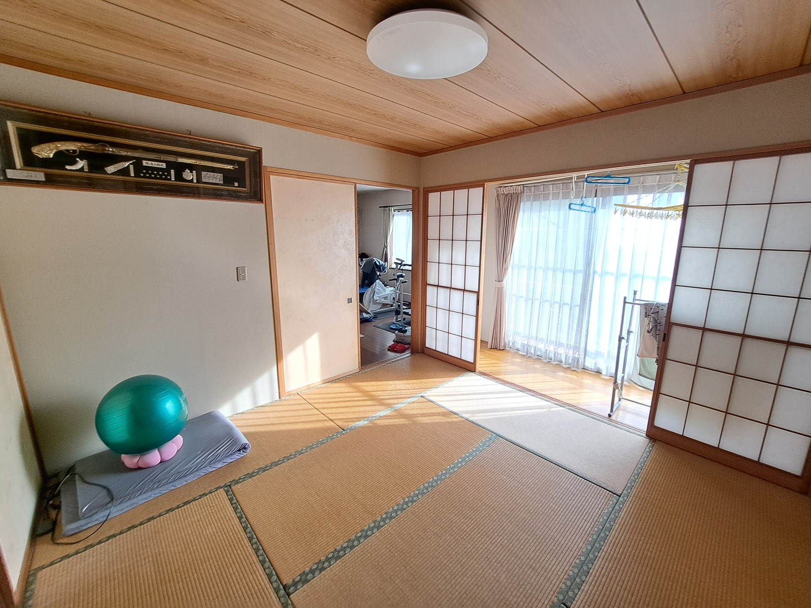 8帖と6帖の和室はリビングとつながっており、開放感のある一体的な空間として使えるのが魅力です。