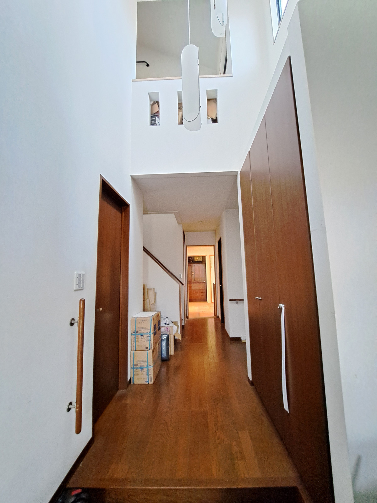 玄関には大きな吹き抜けが広がり、自然光がたっぷりと差し込む開放的な空間が魅力です。