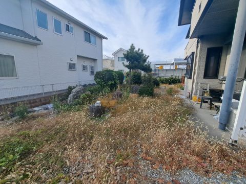 広々とした庭スペースがあり、ガーデニングや家庭菜園など、思い思いの使い方を楽しめます。お好みに合わせて手を加えれば、さらに魅力的なプライベートガーデンとして活用できる伸びしろのあるお庭です。