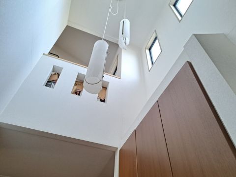 高さのある天井と明るさが、帰宅時に心地よいゆとりを感じさせ、住まい全体に上質な印象を与えてくれます。