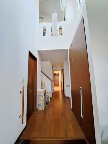 玄関には大きな吹き抜けが広がり、自然光がたっぷりと差し込む開放的な空間が魅力です。