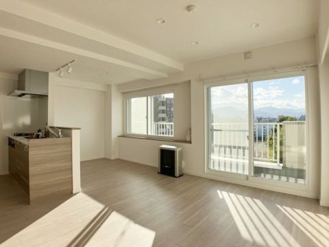 ダウンライトの照明がお洒落なLDK。人気の対面式キッチンで家族でおしゃべりする時間が増えそうですね