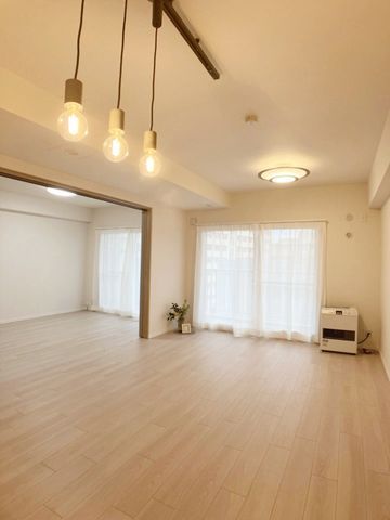 バルコニーが南向きで、1日を通して日差しが気持ちよく射し込みそうですね。