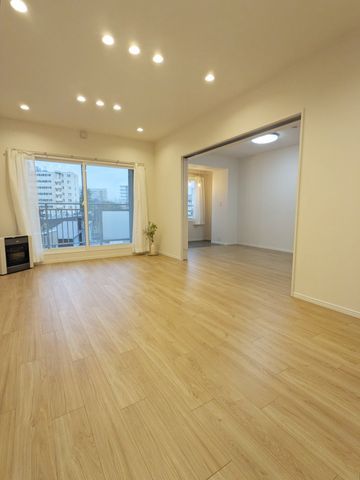 ダウンライトの照明がお洒落なLDK。それぞれのお部屋への動線も良く暮らしやすい空間ですね