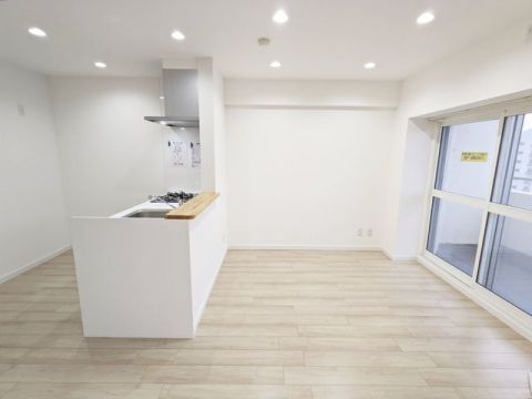 ダウンライトの照明がお洒落なLDK。人気の対面式キッチンで家族でおしゃべりする時間が増えそうですね