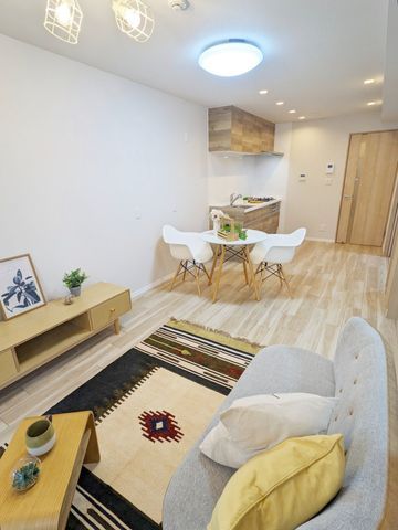 主要採光面が南向きで、明るい陽射しが降り注ぐ約12.1帖のLDK。