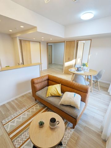 明るい木目の室内が印象的なリビングは、明るく開放的な空間でリラックスした時間を過ごせそうですね