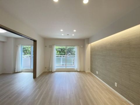 窓からの緑が癒されるリビング。地下鉄駅徒歩5分の好立地でありながら静かな住環境。ぜひ内覧でご体感を！